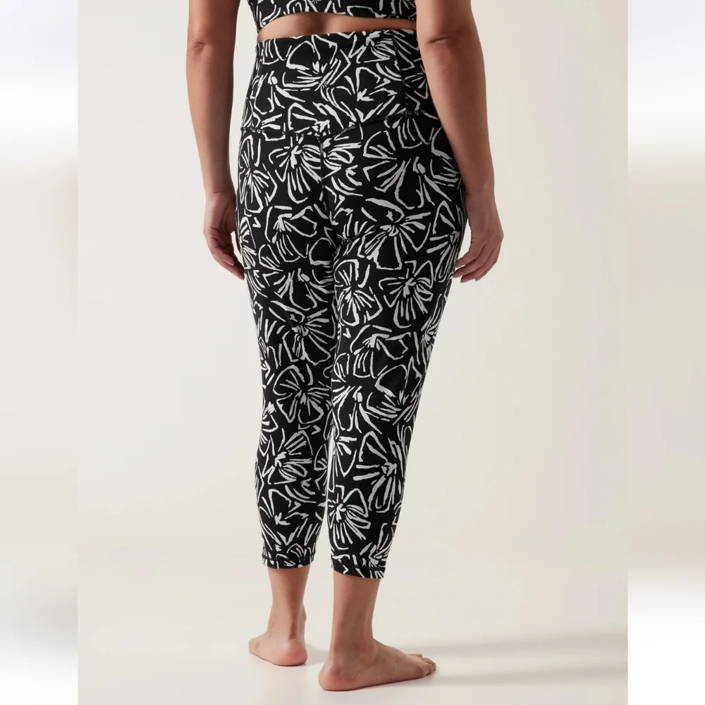 Athleta Elation Textured 7/8 Tight Floral Black White Womens S Preppy Goth Chic